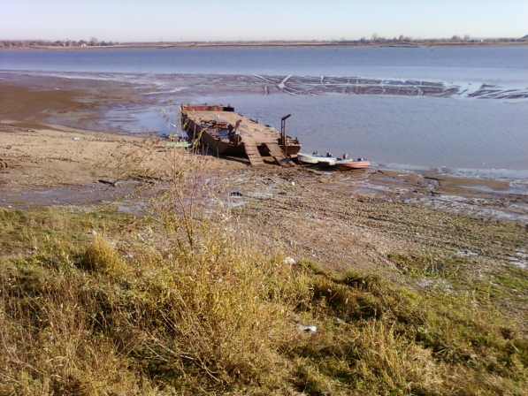 Засуха 2010г. Паром на мели, обнажилось дно с бороздами от килей кораблей.